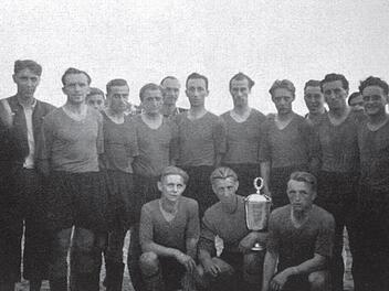 Die Pokalsieger 1950: Stehend von links: Ziegler, Horn, R. Mohnkorn, A. Werthmann, Spie&szlig;, D&uuml;tsch. Dahinter: W. Werthmann, Schicker, Erhardt, G&ouml;pfert. Dahinter: Schuhmann Fritz, R&uuml;bensaal, Lindner, B&ouml;ttner. Knieend von links: Schuhmann Franz, H&ouml;sch, Preller.  Fotos: 1.FC Lichtenfels