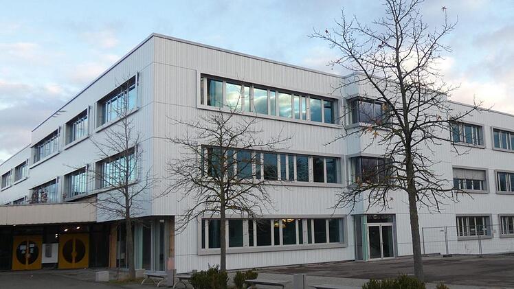 Von außen erscheint die Dr.-Auguste-Kirchner-Realschule ebenfalls in neuem Glanz.