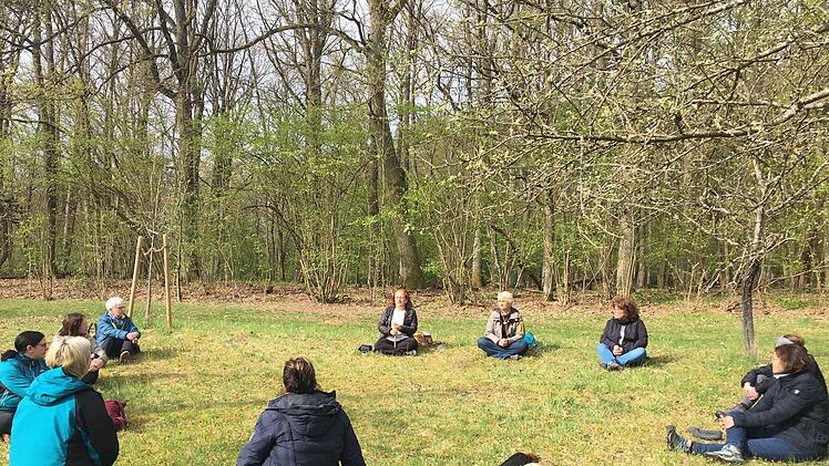 Auf der Lichtung haben es sich die Teilnehmerinnen bequem gemacht. Für die Meditation zum Abschluss gibt es eigens Hängematten und Decken. Foto: Pamela Beer