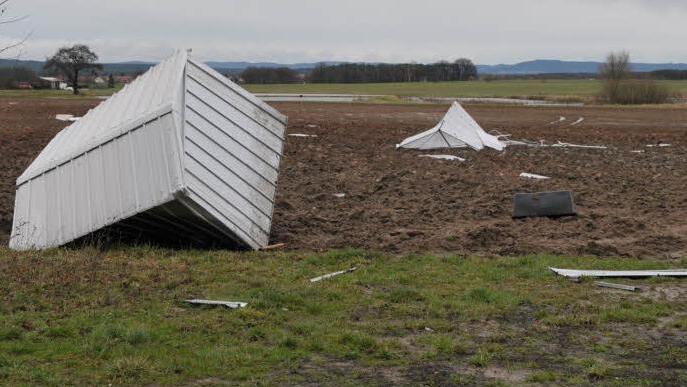 Ein Gewächshaus wurde auf einen Acker geweht. Foto: RK
