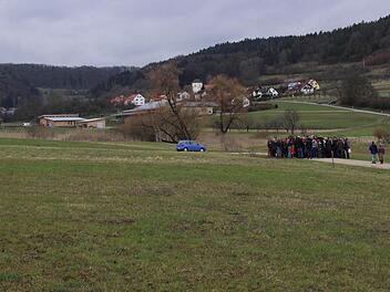 Auf dieser Wiese könnte schon bald eine Biogasanlage mit Silo enstehen. Fotos: fra-press