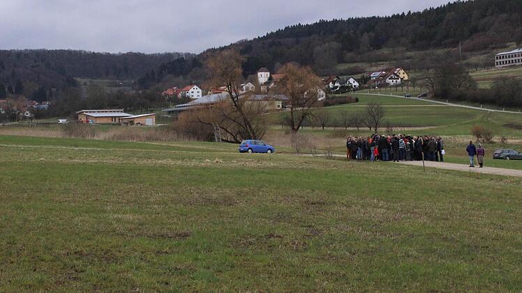 Auf dieser Wiese könnte schon bald eine Biogasanlage mit Silo enstehen. Fotos: fra-press