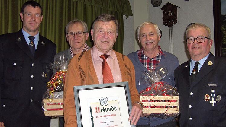 Ehrungen für 50-jährige Mitgliedschaft gab es bei der Feuerwehr Wittershausen. Das Foto zeigt von links: stellv. Vorstand Peter Sell, Josef Bahn, Peter Schenkhirsch, Albrecht Sell und Vorstand Lothar Sell.