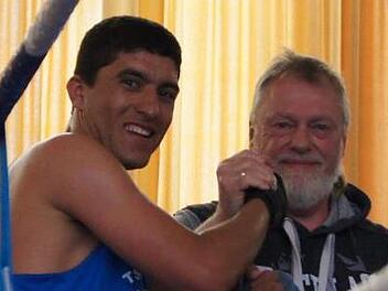 Trainer und Frankenmeister: Edgar Feuchtmann gratuliert Mohammad Shadab. Foto: privat