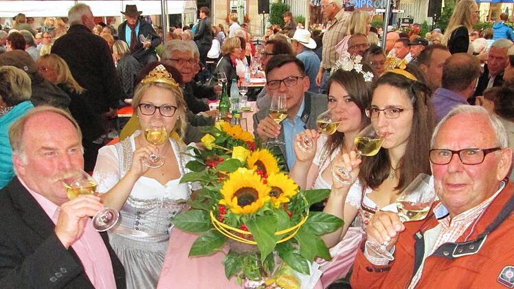 Ein erlesener Tropfen und weinselige Gespräche sind geschätzt: (von links) FC-Vorsitzender Andreas Ruppert, Weinprinzessin Mirjam, Bürgermeister Armin Warmuth, die Weinprinzessinnen Annika und Marlene sowie FC-Ehrenvorsitzender Edgar Hirt. Foto: Winfried Ehling