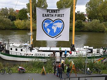 Die "Beluga II " liegt an der L&ouml;wenbr&uuml;cke. Foto: Ronald Rinklef