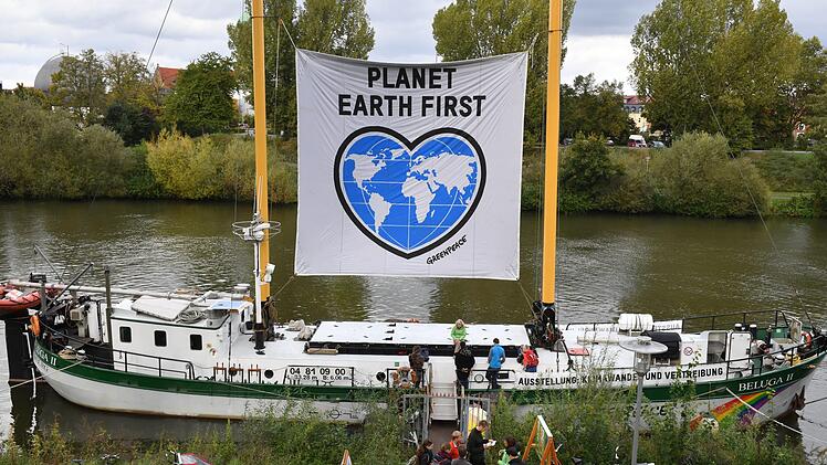 Die "Beluga II " liegt an der L&ouml;wenbr&uuml;cke. Foto: Ronald Rinklef