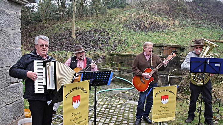 Volks- Unterhaltungs- und Biermusik gab es von "Die annern Drei" mit (von links): Helmut Vogel, Georg Dürr, Siegfried Hohnhausen und Theo Sauerteig.