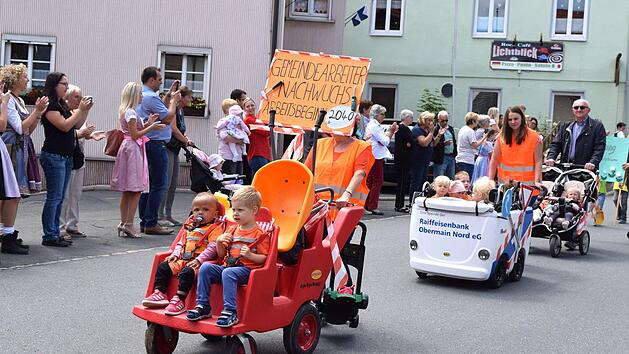 Die unterschiedlichsten Themenbereiche wurden von der Kindergarten- und Schulkindern aufgegriffen und mit entsprechenden Verkleidungen farbenpr&auml;chtig dargestellt.  Foto: Dieter Radziej