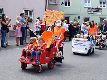 Die unterschiedlichsten Themenbereiche wurden von der Kindergarten- und Schulkindern aufgegriffen und mit entsprechenden Verkleidungen farbenpr&auml;chtig dargestellt.  Foto: Dieter Radziej
