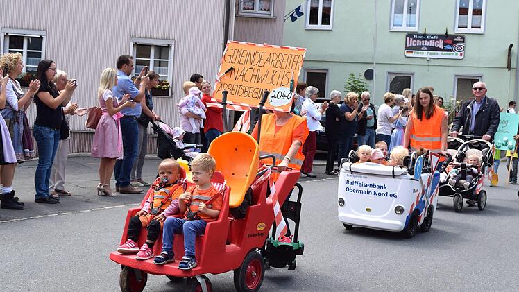 Die unterschiedlichsten Themenbereiche wurden von der Kindergarten- und Schulkindern aufgegriffen und mit entsprechenden Verkleidungen farbenpr&auml;chtig dargestellt.  Foto: Dieter Radziej