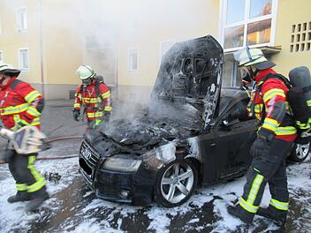 Würzburg: Auto steht in Vollbrand - Flammen lodern direkt neben Wohnhaus
