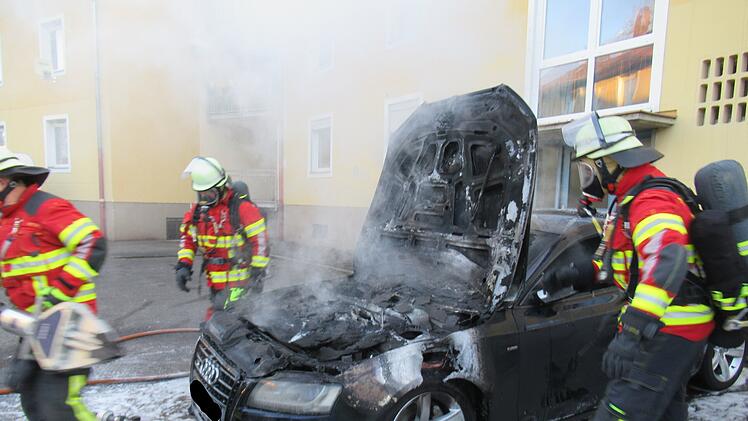 Würzburg: Auto steht in Vollbrand - Flammen lodern direkt neben Wohnhaus