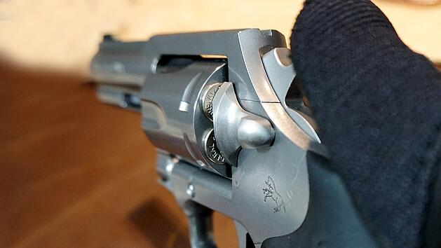 Über 90-jähriger Münchner droht mit Revolver: Polizei stellt Waffe sicher