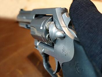 Über 90-jähriger Münchner droht mit Revolver: Polizei stellt Waffe sicher