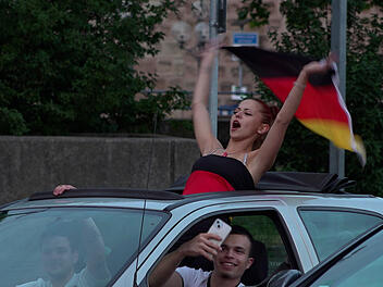 Deutschland steht im Achtelfinale und Nürnberger Fans feiern ausgelassen