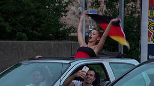 Deutschland steht im Achtelfinale und Nürnberger Fans feiern ausgelassen