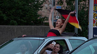 Deutschland steht im Achtelfinale und Nürnberger Fans feiern ausgelassen