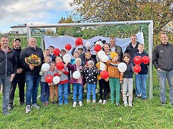 Unser Foto zeigt bei der Einweihung der neuen Tore (von links): Bastian Bünte, André Arnold, Bürgermeister Daniel Wehner, die Kinder sowie Bernd Wolf, Julian Wolf und Steffen Wehner.