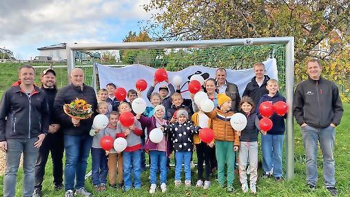 Unser Foto zeigt bei der Einweihung der neuen Tore (von links): Bastian Bünte, André Arnold, Bürgermeister Daniel Wehner, die Kinder sowie Bernd Wolf, Julian Wolf und Steffen Wehner.