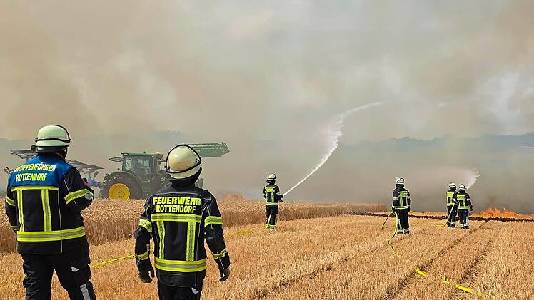 Ein Feld im Landkreis W&uuml;rzburg steht in Flammen
