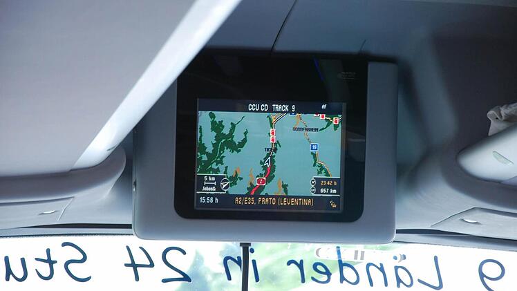 Auf dem Bordcomputer haben die Reisenden verfolgt, wie viele Kilometer es noch sind bis zum Weltrekord
