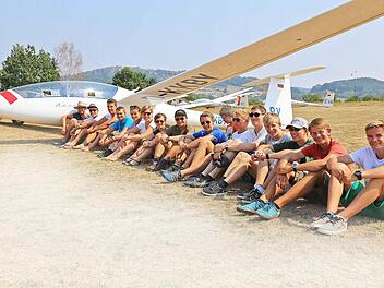 Die jungen Segelflieger warten, bis es endlich losgeht. Fotos: Franz Galster