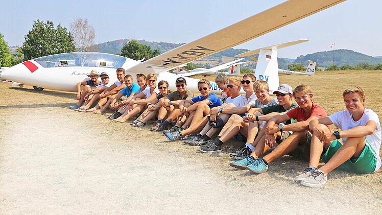 Die jungen Segelflieger warten, bis es endlich losgeht. Fotos: Franz Galster