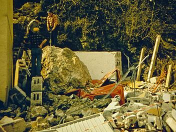 Im Jahr 1981 rollte ein Stein vom Burgfelsen ins Dorf und zerstörte das Feuerwehrhaus samt dem darin stehenden Ford Transit.