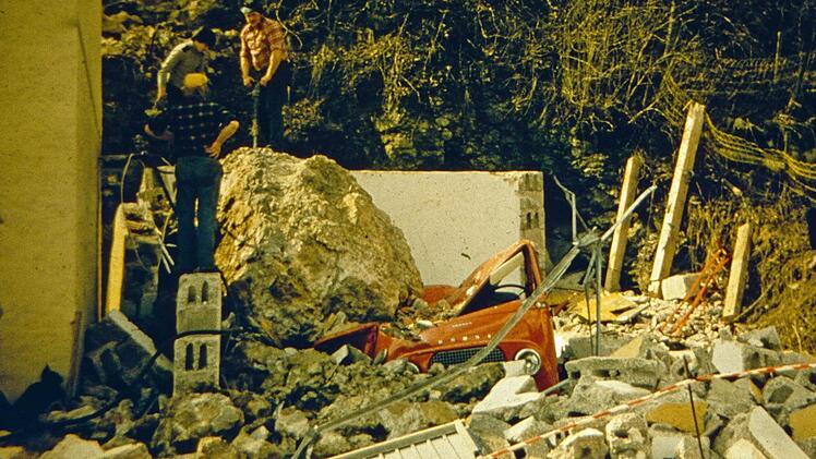 Im Jahr 1981 rollte ein Stein vom Burgfelsen ins Dorf und zerstörte das Feuerwehrhaus samt dem darin stehenden Ford Transit.