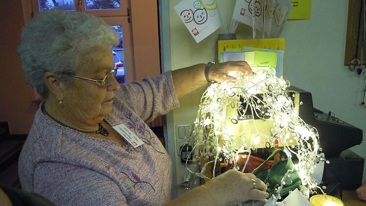 Irmgard Prucha, ehrenamtliche Helferin, beim weihnachtlichen Schmücken des Verkaufsraumes. Foto: Julia Raab