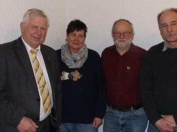 Ehrungen beim ADAC Ortsclub (von links) Alfred Thomaker (Regionalclub Nordbayern), Gaby N&uuml;rnberger, Herwig Baudach, Michael Strecker (Vorsitzender des ADAC Ortsclubs Bad Kissingen)  Foto: J&uuml;rgen M&uuml;ller