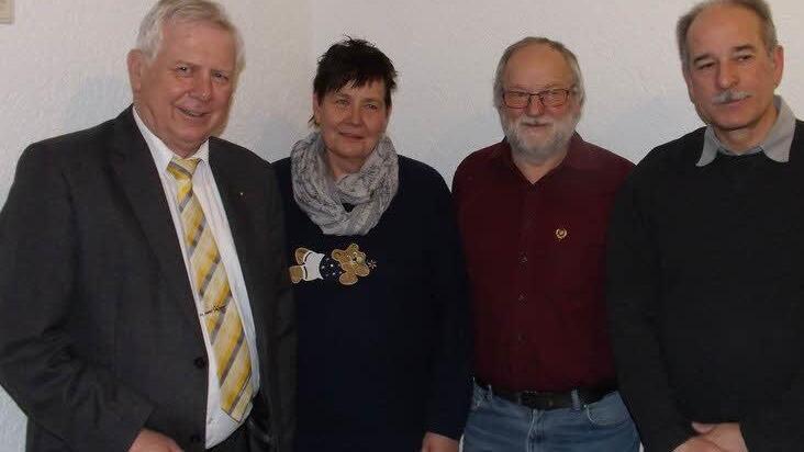 Ehrungen beim ADAC Ortsclub (von links) Alfred Thomaker (Regionalclub Nordbayern), Gaby N&uuml;rnberger, Herwig Baudach, Michael Strecker (Vorsitzender des ADAC Ortsclubs Bad Kissingen)  Foto: J&uuml;rgen M&uuml;ller