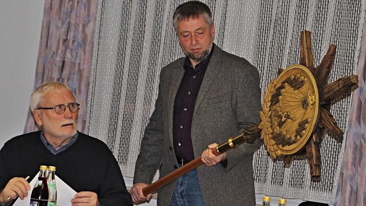 Ein neues Wallfahrtsschild hat die Pfarrgemeinde St. Kilian und Gefährten angeschafft und von der Gemeinde einen Zuschuss erbeten. Bürgermeister Ralf Nowak (rechts) zeigt es im Gemeinderat vor; links Zweiter Bürgermeister Rüdiger Kuhn.Helmut Will