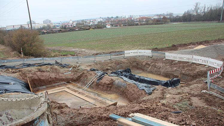 Der Bau der Brücke über den Sterzelbach ist der aufwendige Teil des Straßenneubaus.Eckehard Kiesewetter