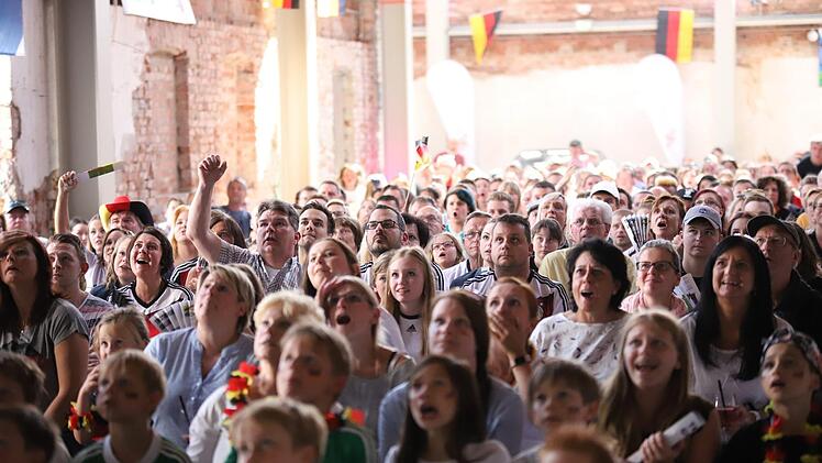 Von der frühen Anstoßzeit ließen sich die Zuschauer nicht abschrecken. Sie sorgten erneut für eine "volle Hütte" in der Kühnlenzpassage. Foto: Marian Hamacher