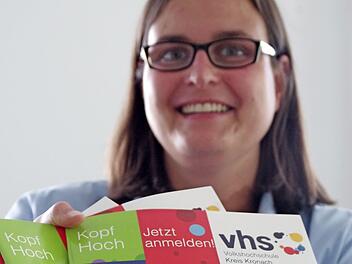 Ein dickes Programmheft präsentiert VHS-Leiterin Annegret Kestler für das Herbst-/Wintersemester der Volkshochschule. Foto: Marco Meißner