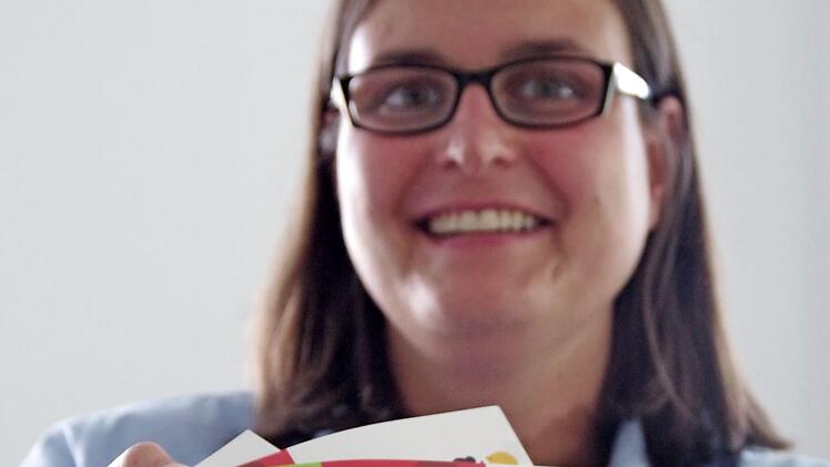 Ein dickes Programmheft präsentiert VHS-Leiterin Annegret Kestler für das Herbst-/Wintersemester der Volkshochschule. Foto: Marco Meißner