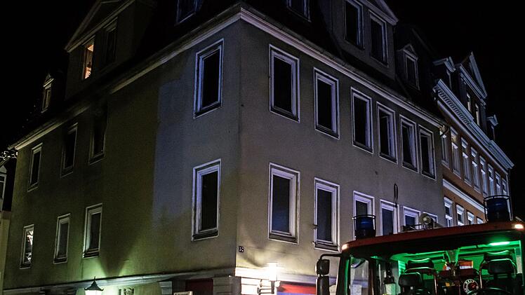 Im Dachgeschoss eines Hauses im Coburger Steinweg war in der Nacht zum Freitag ein Brand ausgebrochen. Mit einem Großeinsatz löschte die Feuerwehr die Flammen und brachte die Bewohner in Sicherheit.Foto: Jochen Berger