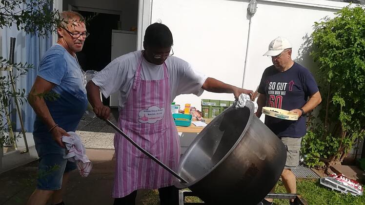 Pater Raja hat in einem riesigen Topf ein indisches Gericht gekocht. Die Gewürze für das Curry hat er aus Indien mitgebracht.  Foto: Sigrid Klemke