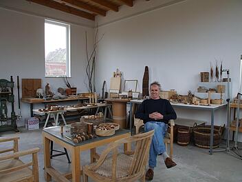Der Werkraum von Walter Graf  ist derzeit ein Sammelsurium an Holzobjekten. Foto: Arkadius Guzy