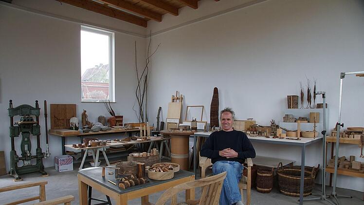 Der Werkraum von Walter Graf  ist derzeit ein Sammelsurium an Holzobjekten. Foto: Arkadius Guzy