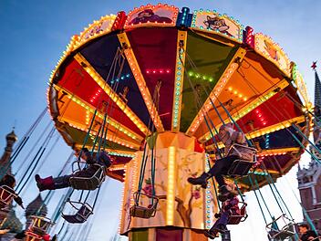 Wenn es um die besten Pl&auml;tze in einem Karussell oder einer Kindereisenbahn geht, kann es schon mal ruppig werden. So geschehen in Lichtenfes: Da endete der Streit zwischen zwei Frauen in einer K&ouml;rperverletzung. Symbolbild: Alexander Zemlianichenko/AP/dpa