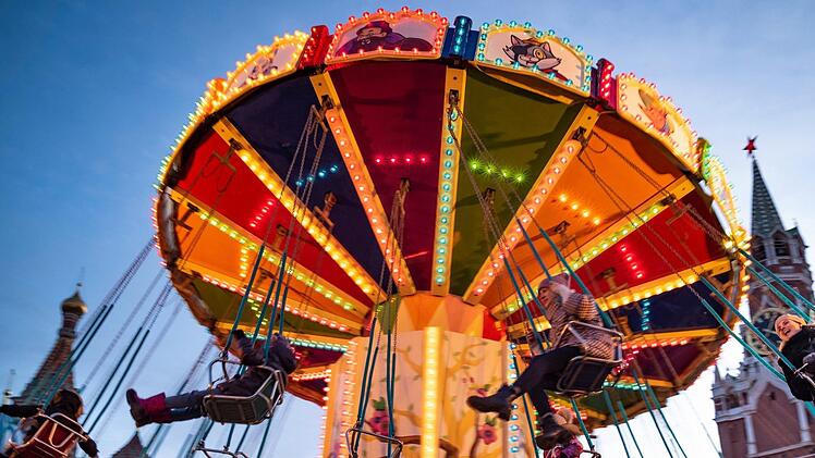 Wenn es um die besten Pl&auml;tze in einem Karussell oder einer Kindereisenbahn geht, kann es schon mal ruppig werden. So geschehen in Lichtenfes: Da endete der Streit zwischen zwei Frauen in einer K&ouml;rperverletzung. Symbolbild: Alexander Zemlianichenko/AP/dpa