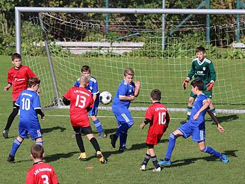 Die U13 der SG Fuchsstadt - mit Leon Zufraß am Ball - belagert das Tor des TSV Münnerstadt, der am Kohlenberg eine klare Niederlage einstecken musste. Foto: Sebastian Schmitt