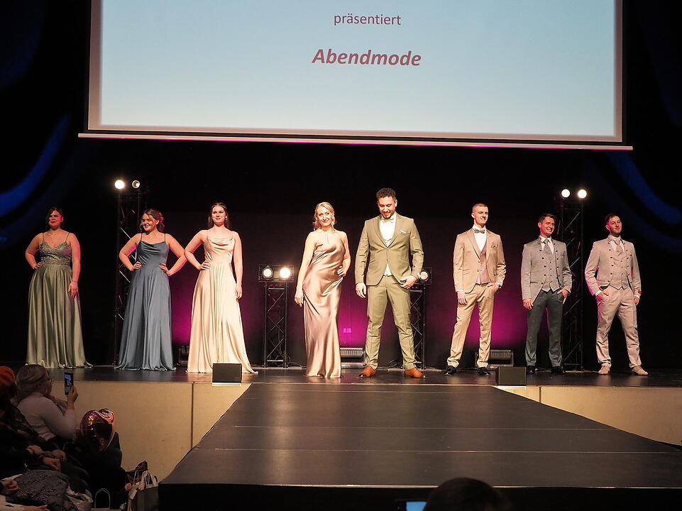 Inkl. Braut- und Festmodenschauen.