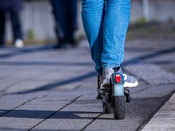 Zeugen nach Fahrerflucht von E-Scooter-Fahrern in Kitzingen gesucht