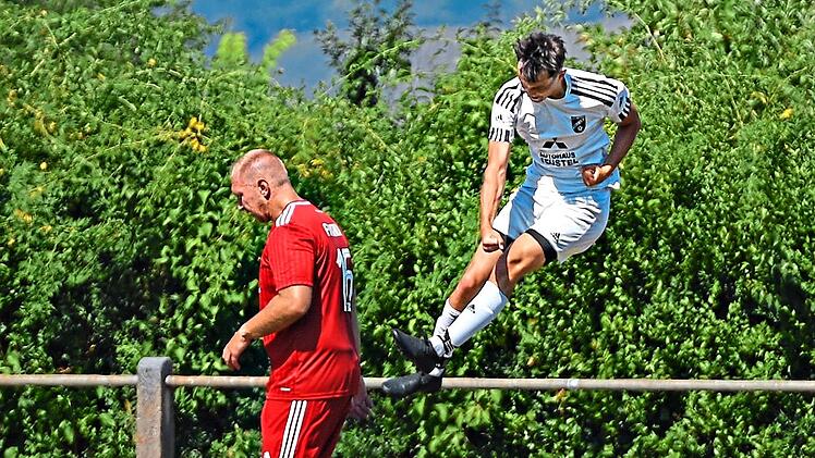 Elias Krines vom TSV Zell/Ebersberg jubelt nach seinem Treffer zum 1:0.Ryan Evans