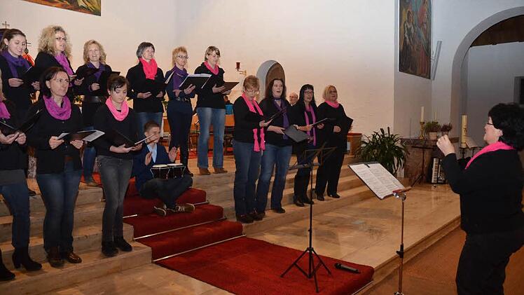 Der Frauenchor der Sängerrunde Welitsch, unter Leitung von Michaela Scherbel, stimmte auf Weihnachten mit afrikanischen Rhythmen und Trommelklang.Fotos: K.- H. Hofmann