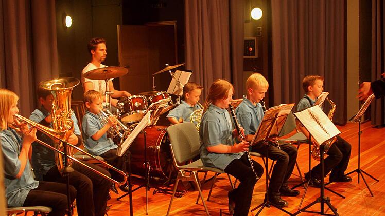 Ihr Debüt gab auch die Bläserklasse mit Andreas Stieler.